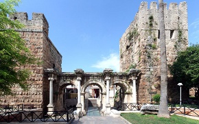 Hadrianova brána v městě Antalya Hadrianova brána v městě Antalya