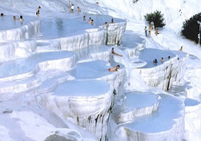 Pamukkale - idilický pohled na bílé terasy a vodní jezírka