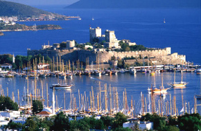 Pohled na přístav a hrad v letovisku Bodrum Pohled na přístav a hrad v letovisku Bodrum
