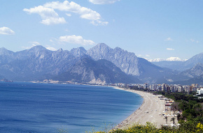 Pláž v letovisku Antalya Pláž v letovisku Antalya